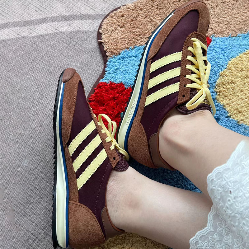 阿迪达斯男女耐磨透气低帮跑鞋