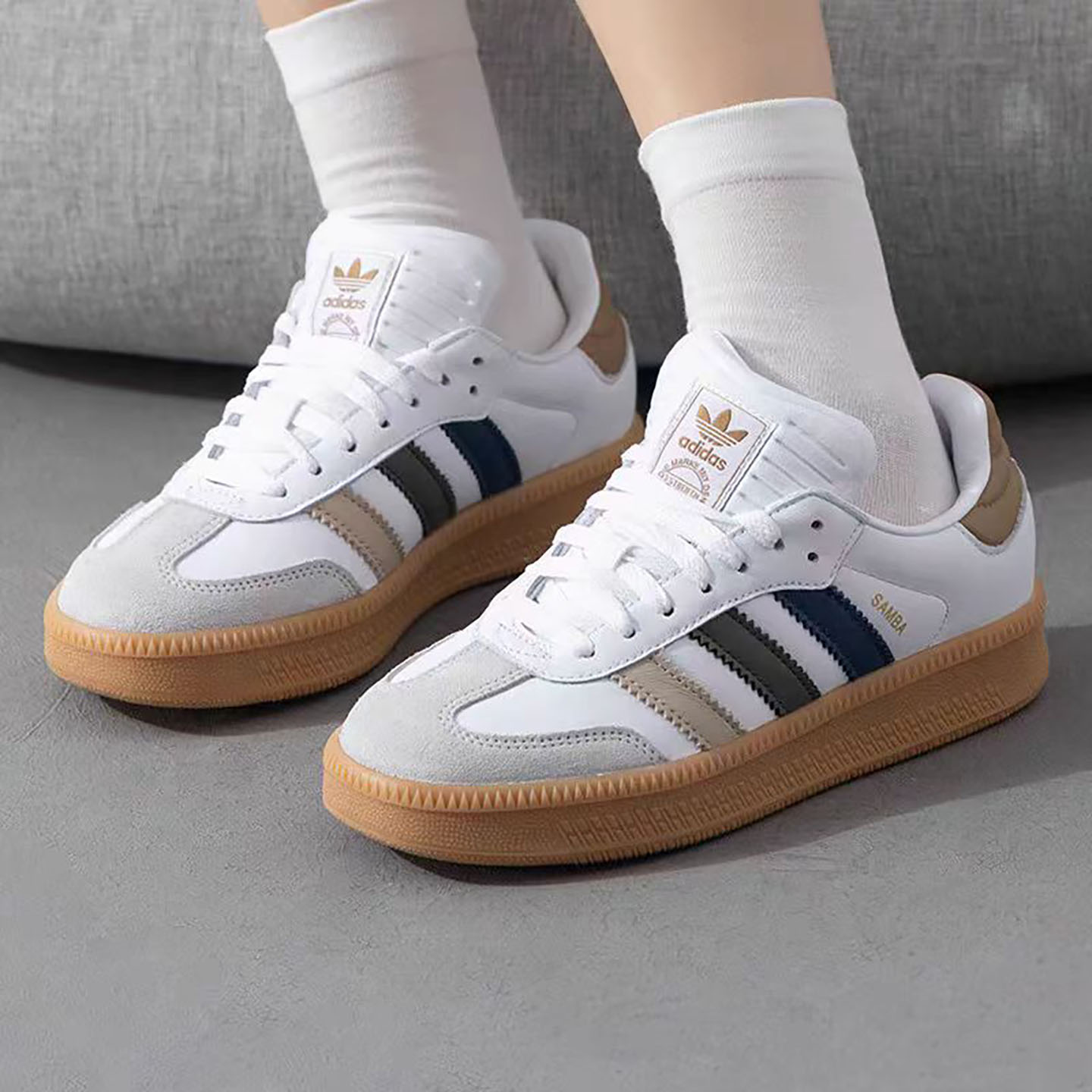 阿迪达斯男女防滑耐磨休闲板鞋