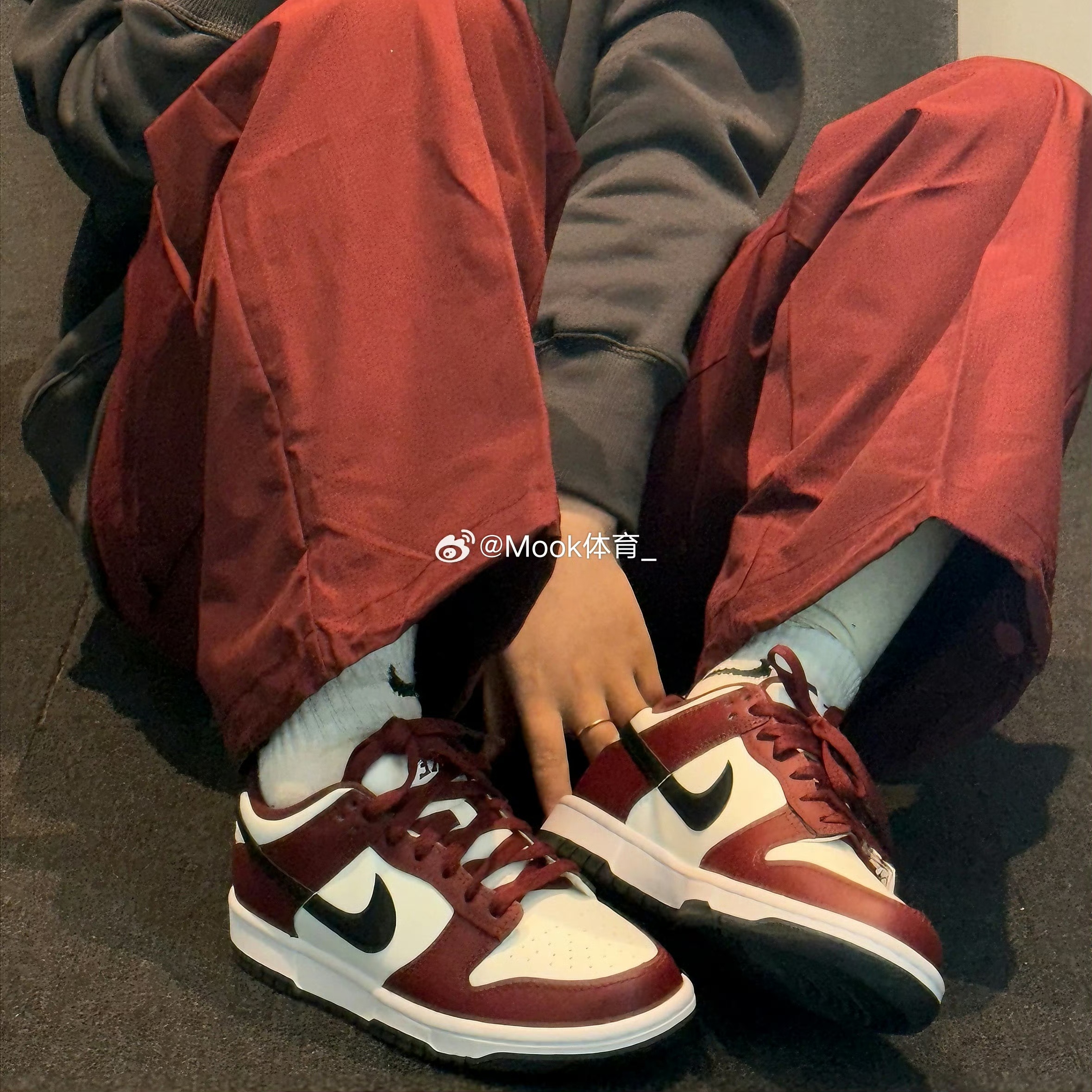 Nike耐克女鞋Dunk酒红色低帮革面休闲运动系列板鞋FZ4352-600