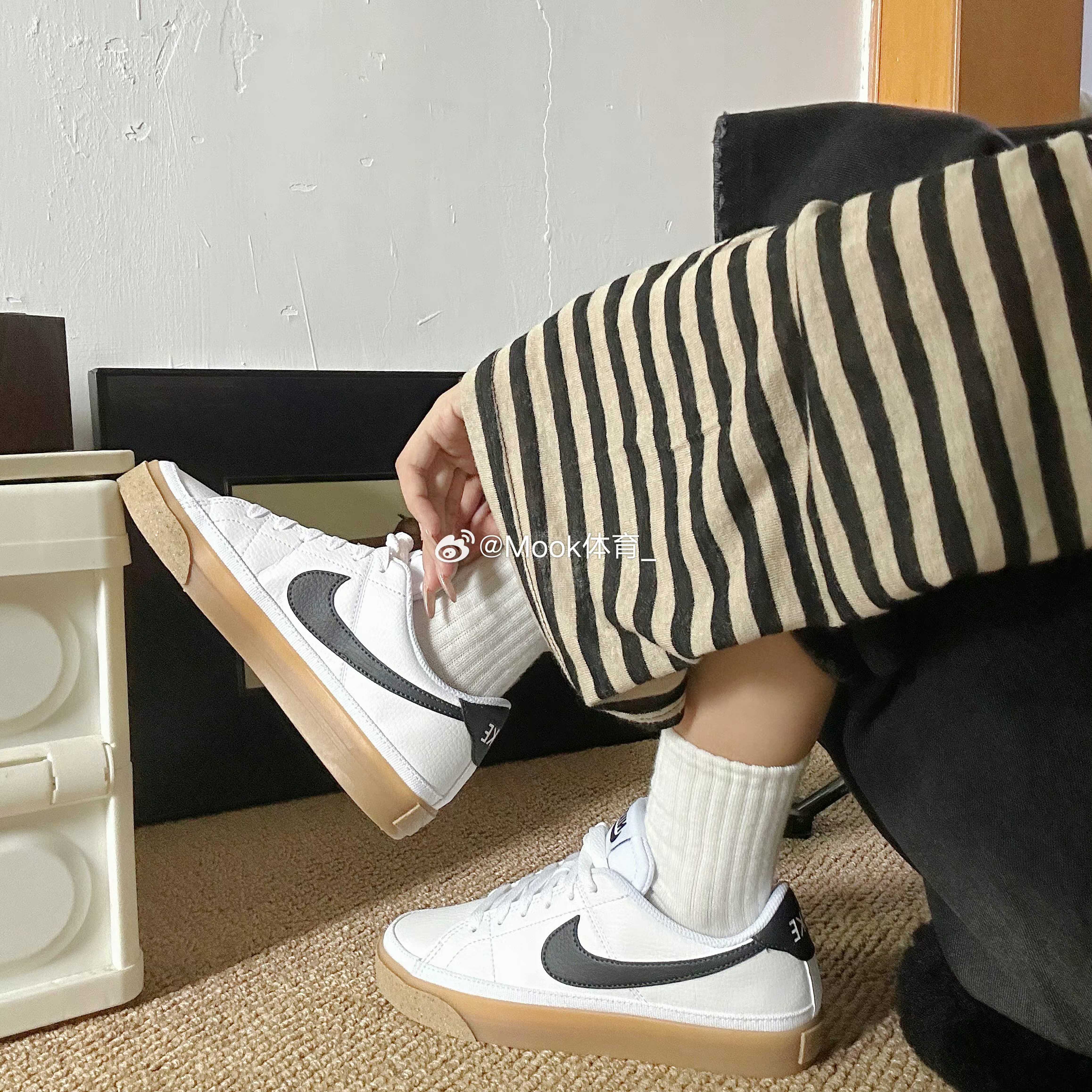 Nike耐克校园风女子黑白百搭板鞋