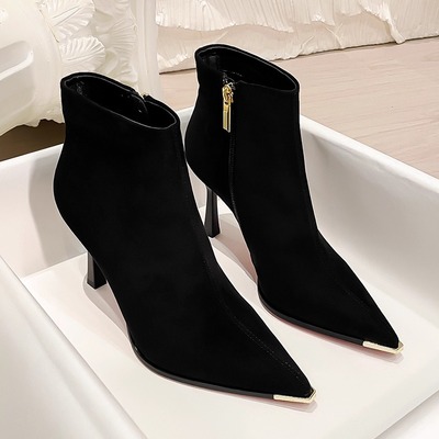 黑色绒面红底细跟金属尖头弹力靴
