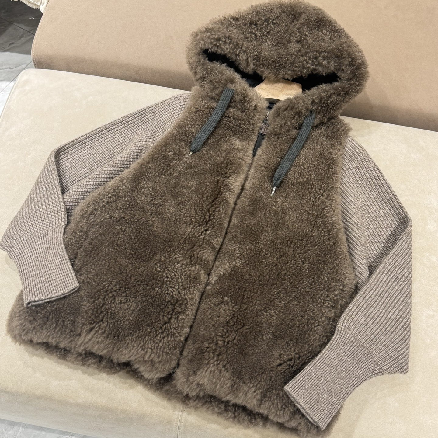 2025新款BC山羊绒连帽短外套