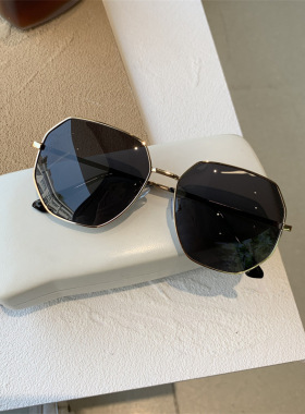 2025新款透明蓝色太阳镜男士多边形金属开车墨镜韩版潮百搭眼镜女