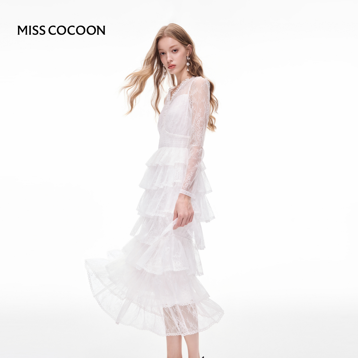MISSCOCOON白色蛋糕裙V领荷叶边蕾丝连衣裙25秋新款