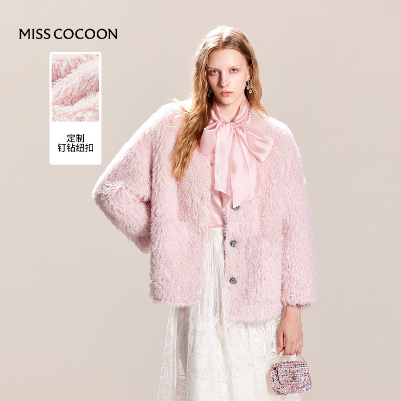 【七七酱专享】MISSCOCOON柔雾粉长卷毛圆领箱型皮草外套,女装/女士精品,短外套,淘宝优惠券,粉丝福利购,淘宝优惠卷