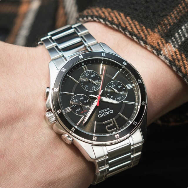 Casio石英男表商务三眼黑盘钢带