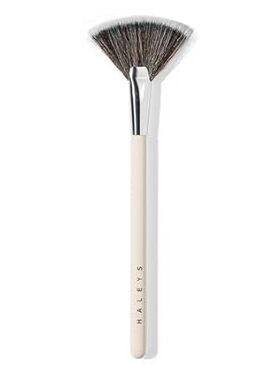 HALEYS Fan Makeup Brush， Sustainable Wood， Cruelty-Free V