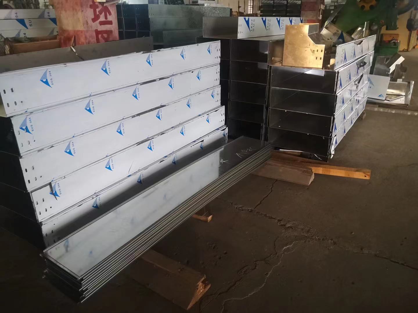 不锈钢桥架/线槽/网格防锈电缆多规格走线槽楼盘槽式耐腐蚀图片