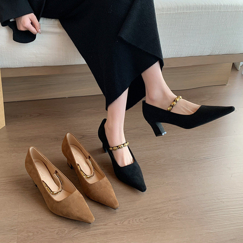 复古尖头粗跟单鞋一字带浅口玛丽珍高跟鞋加宽胖脚大码女鞋41到43