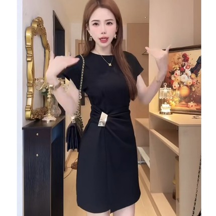 2026夏季新款法式赫本风黑色连衣裙女夏短袖显瘦设计感气质小黑裙