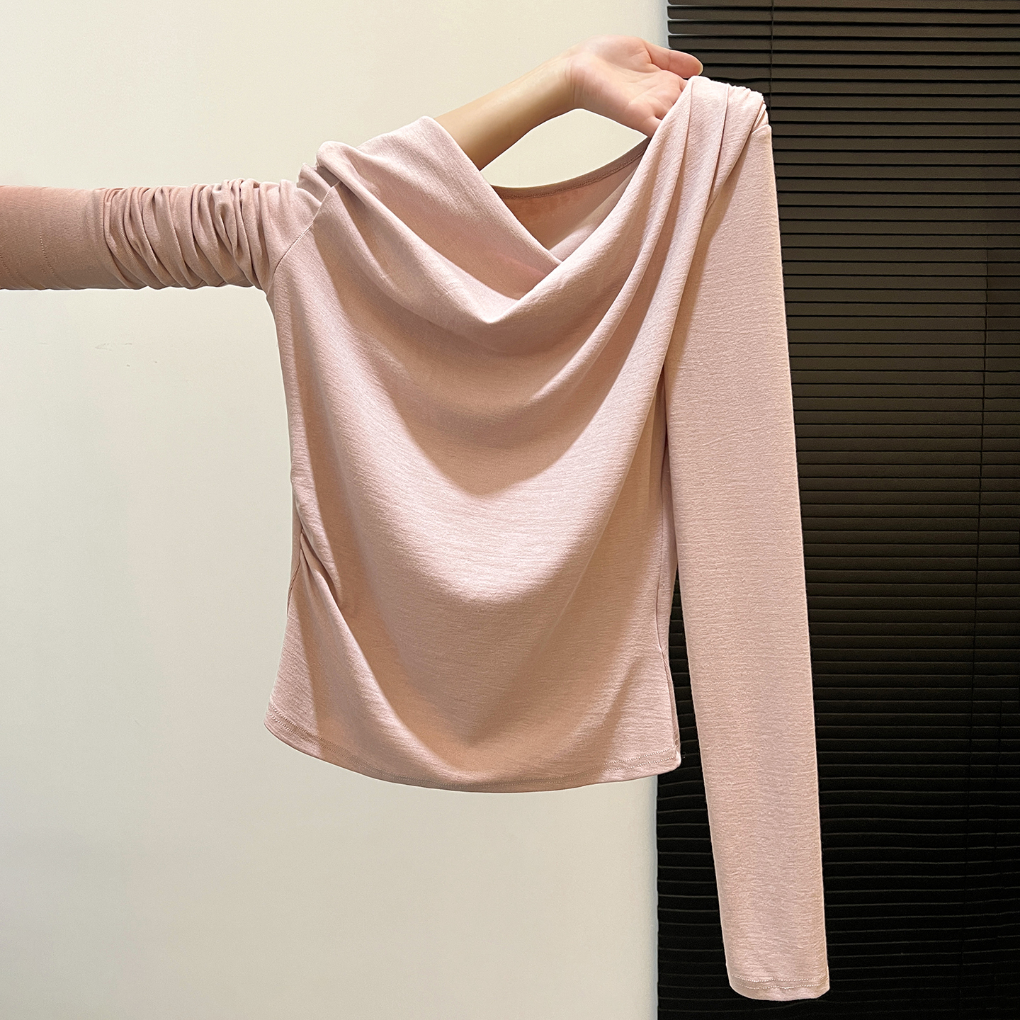 拉夏贝尔斜露肩荡领长袖浅粉色