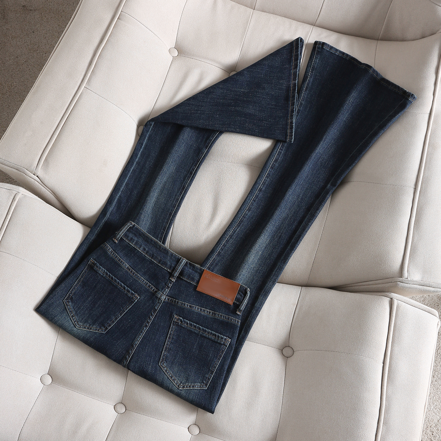 拉夏贝尔深蓝色加绒微喇牛仔裤女