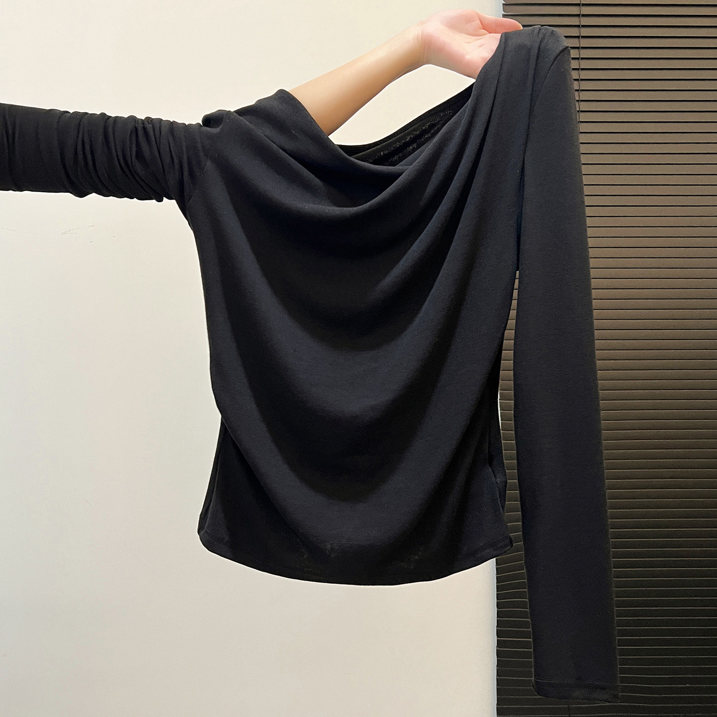 拉夏贝尔黑色斜肩荡领长袖女秋冬2025新款露肩打底衫内搭韩系上衣,女装/女士精品,真丝上装,淘宝优惠券,粉丝福利购,淘宝优惠卷