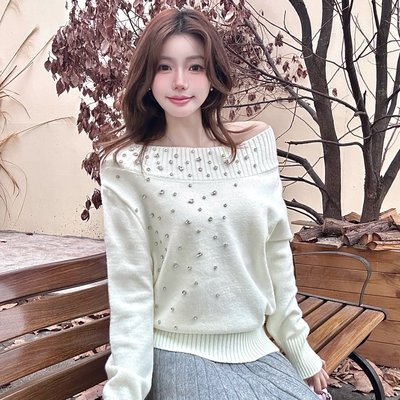 大码一字肩白色烫钻长袖针织衫女秋冬季毛衣韩系纯欲宽松打底上衣