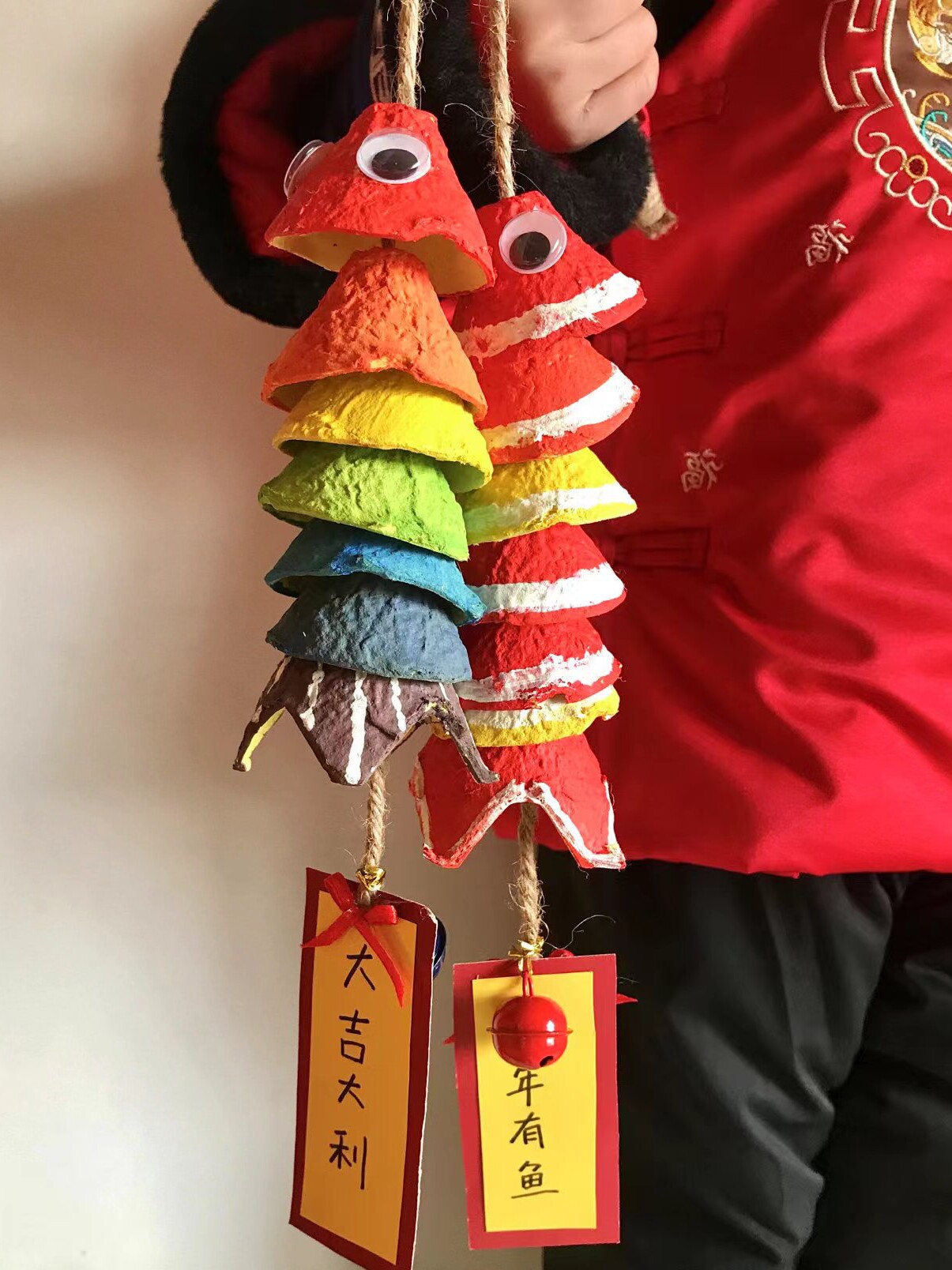 元旦鸡蛋托风铃亲子手工变主题美工区变加厚材料幼儿园签到墙环创