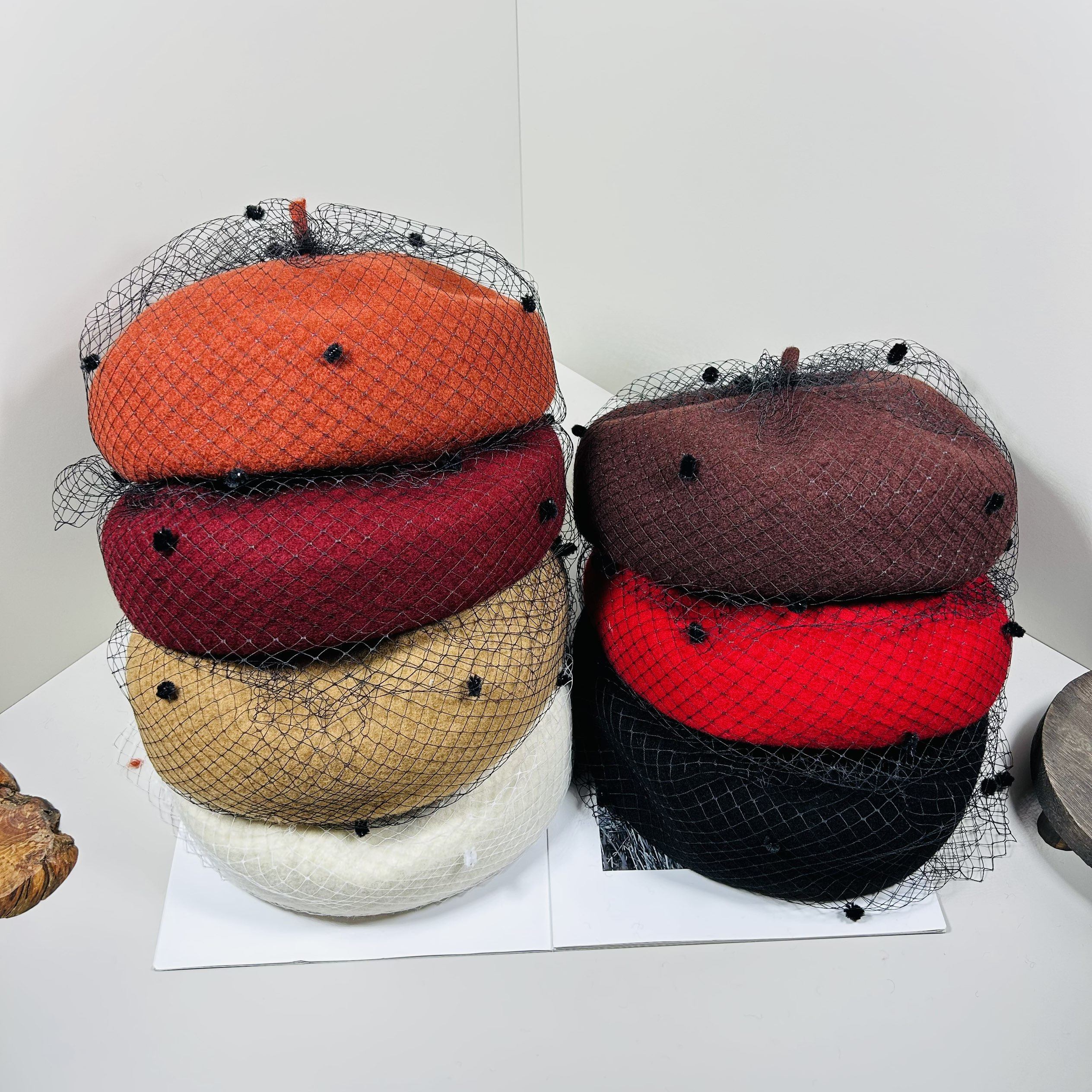 韩系仙女风蕾丝毛球装饰羊毛贝雷帽女秋冬新款保暖画家帽盆帽毡帽