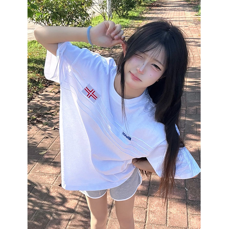 潮牌徽章褶痕刺绣条纹短袖t恤女图片