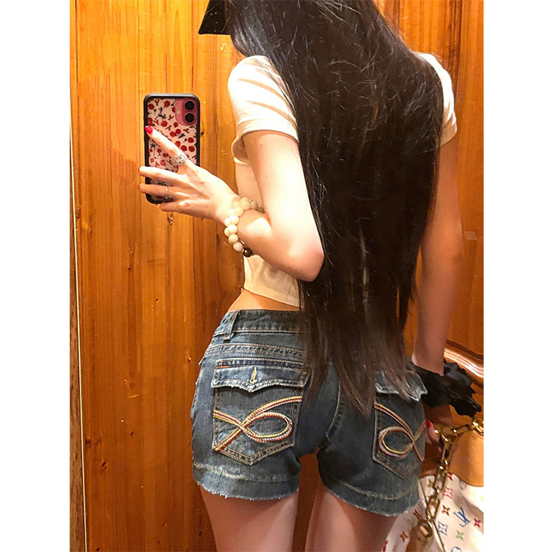 复古蓝低腰牛仔短裤女2026新款夏季弹力竹节彩线刺绣包臀辣妹热裤