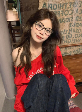 红色字母烫钻斜肩卫衣女春秋新款辣妹露肩宽松长袖设计感小众上衣