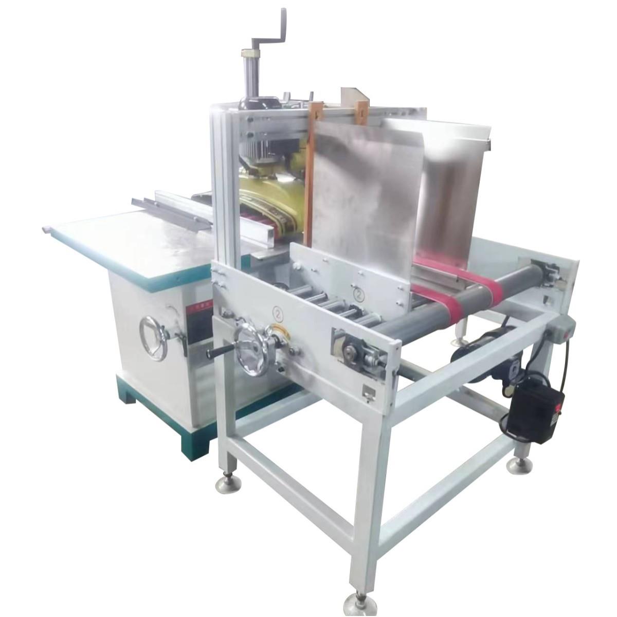 工厂礼品盒修边台面倾斜式木工圆锯机开V槽机+弹升八轮送料器