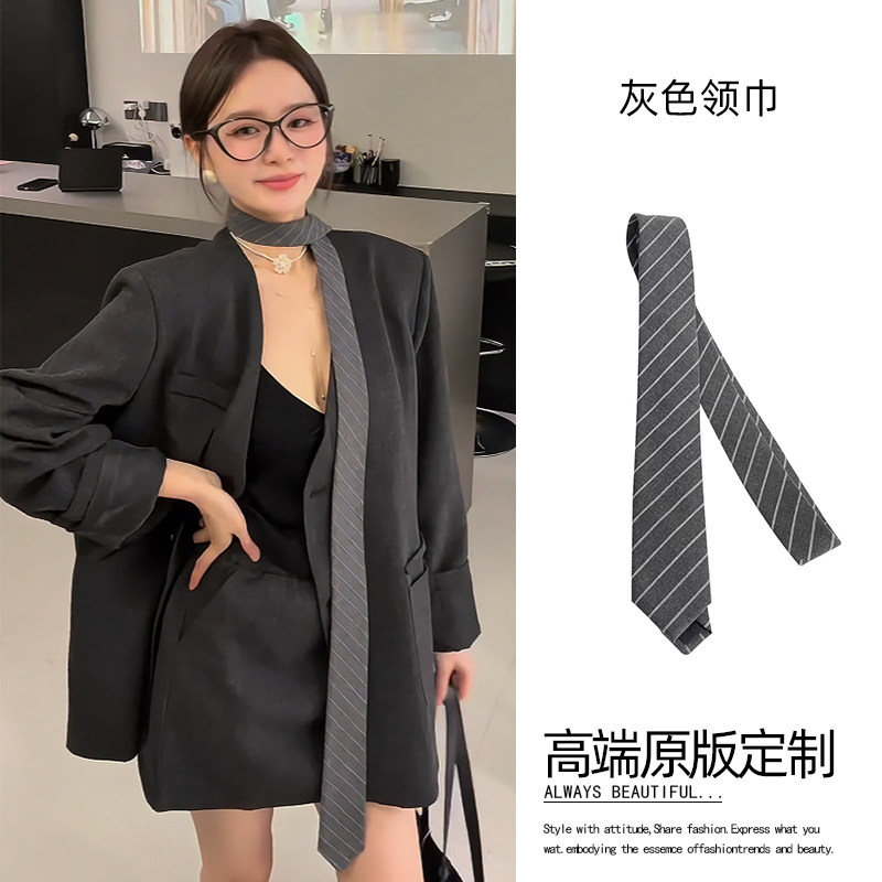 通勤灰色条纹丝巾搭配西装领带图片