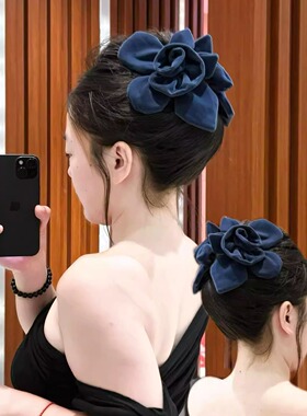 盘发真的太饱满啦！入秋一定要扎一次~蓝丝绒花朵鲨鱼夹旅行发卡