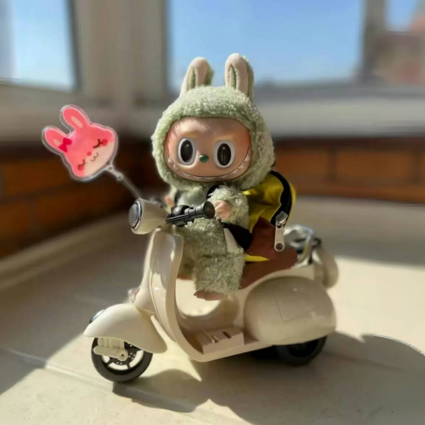 拉布布的可爱电动摩托车