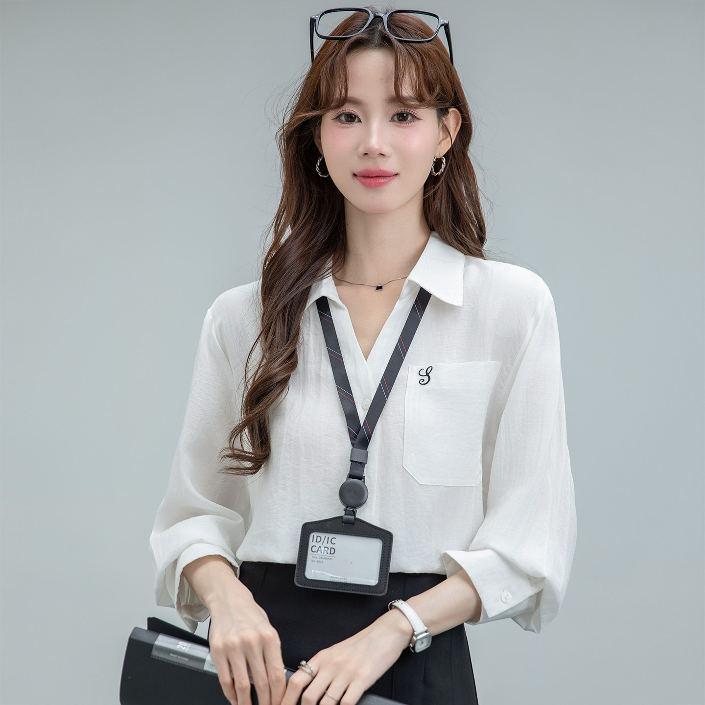 法式时尚通勤V领天丝麻白色衬衫女秋新款刺绣长袖独特超好看衬衫