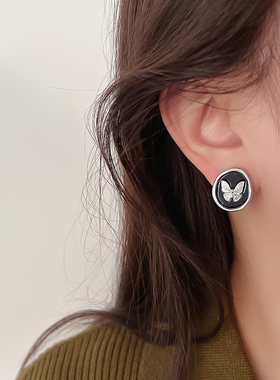 法师复古滴油黑色蝴蝶耳环女小香风简约百搭耳饰无耳洞蚊香盘耳夹