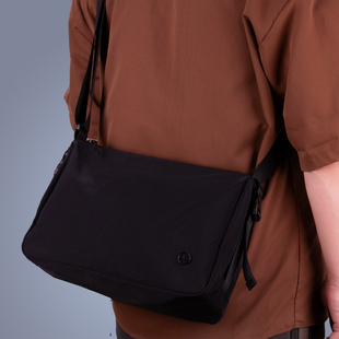 背包男斜挎包男士单肩包大容量多功能通勤包男款高级感横款休闲包