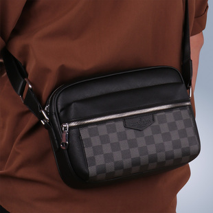 男士斜挎包休闲格子单肩包男款小背包防水高级感大容量通勤包商务