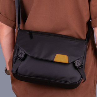 新款男生斜挎包休闲运动单肩包男款上班通勤背包大容量防水邮差包
