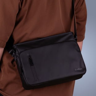 男士单肩包2026新款商务通勤包男款大容量休闲斜挎包外出横款背包