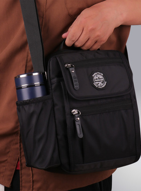 男士斜挎包2025新款手提单肩包大容量水杯架旅行包帆布男士便携包