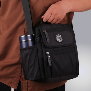 男士斜挎包2025新款手提单肩包大容量水杯架旅行包帆布男士便携包