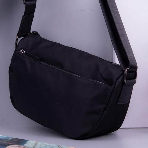 男斜挎包男款饺子包背包百搭通勤