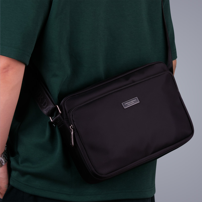 舒适牛津布斜挎包2025新款黑色潮