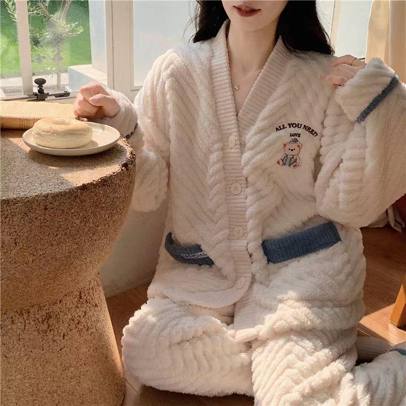 珊瑚绒睡衣女秋冬天新款可爱卡通小熊加绒保暖可外穿家居服套装女