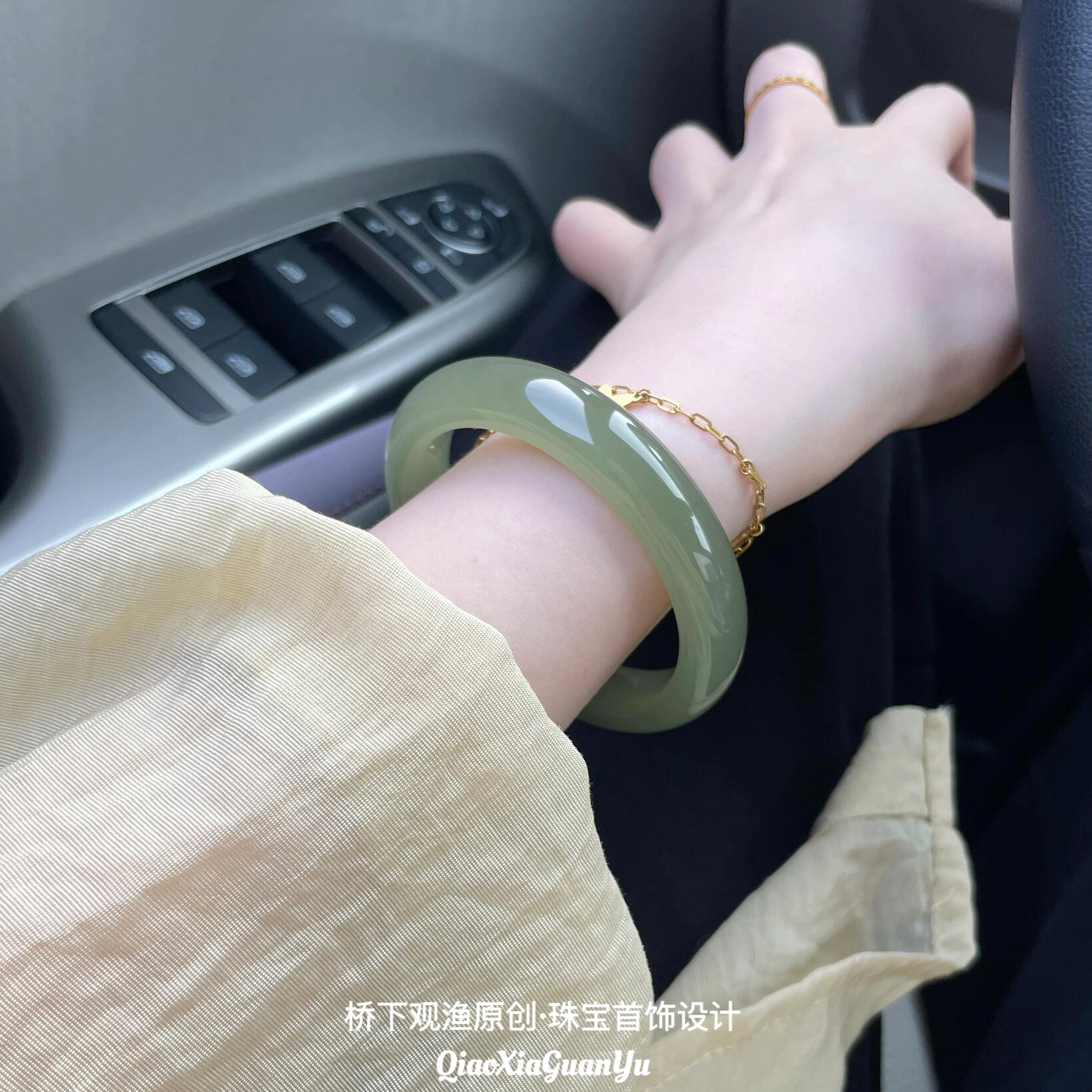 新疆和田玉湖水绿手镯女款晴水扁