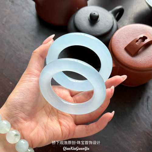 天然冰种蓝水玛瑙手镯天空蓝圆条