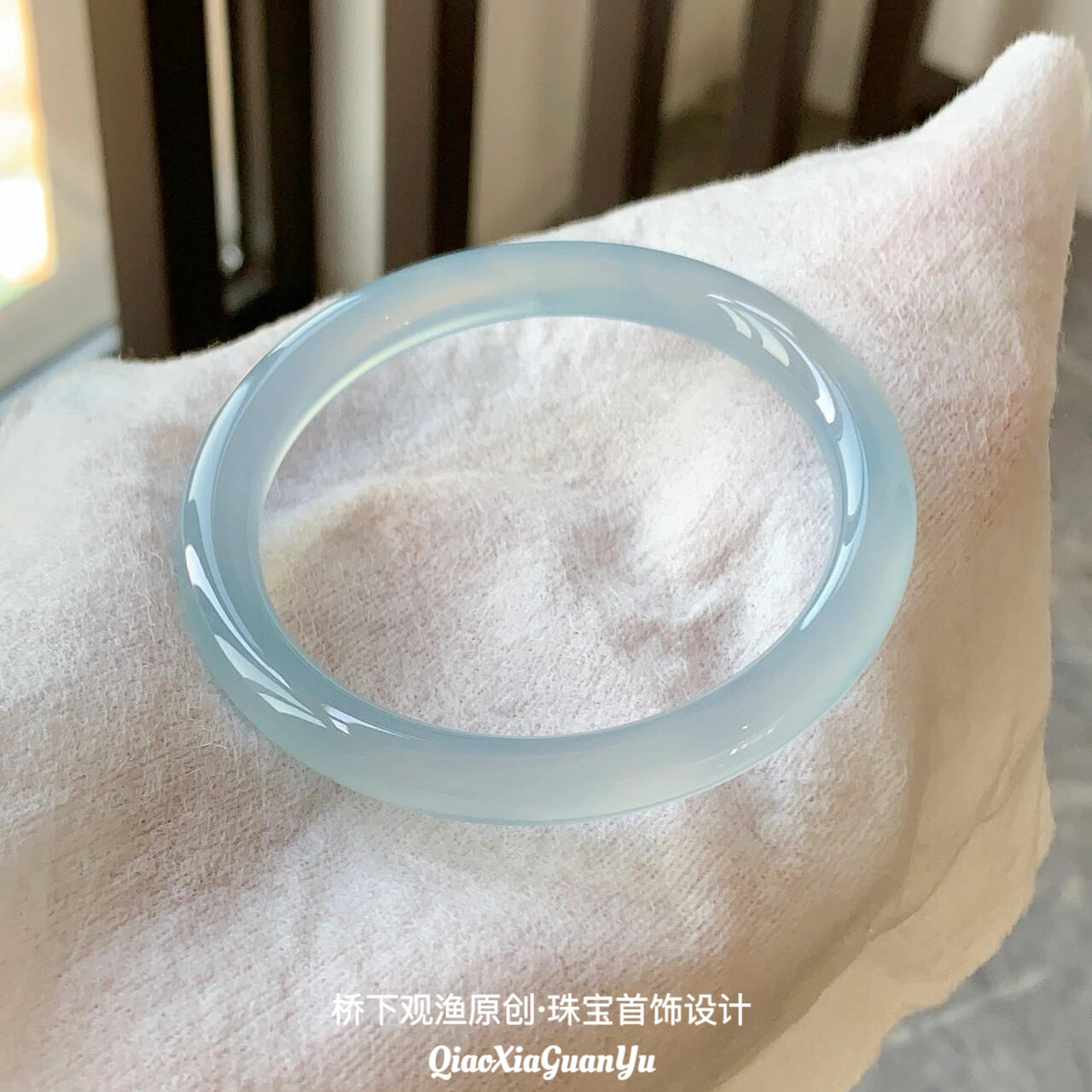 天然高冰蓝水晶手镯天空蓝水晶玉镯海宝蓝玛瑙玉髓手镯女款送礼物