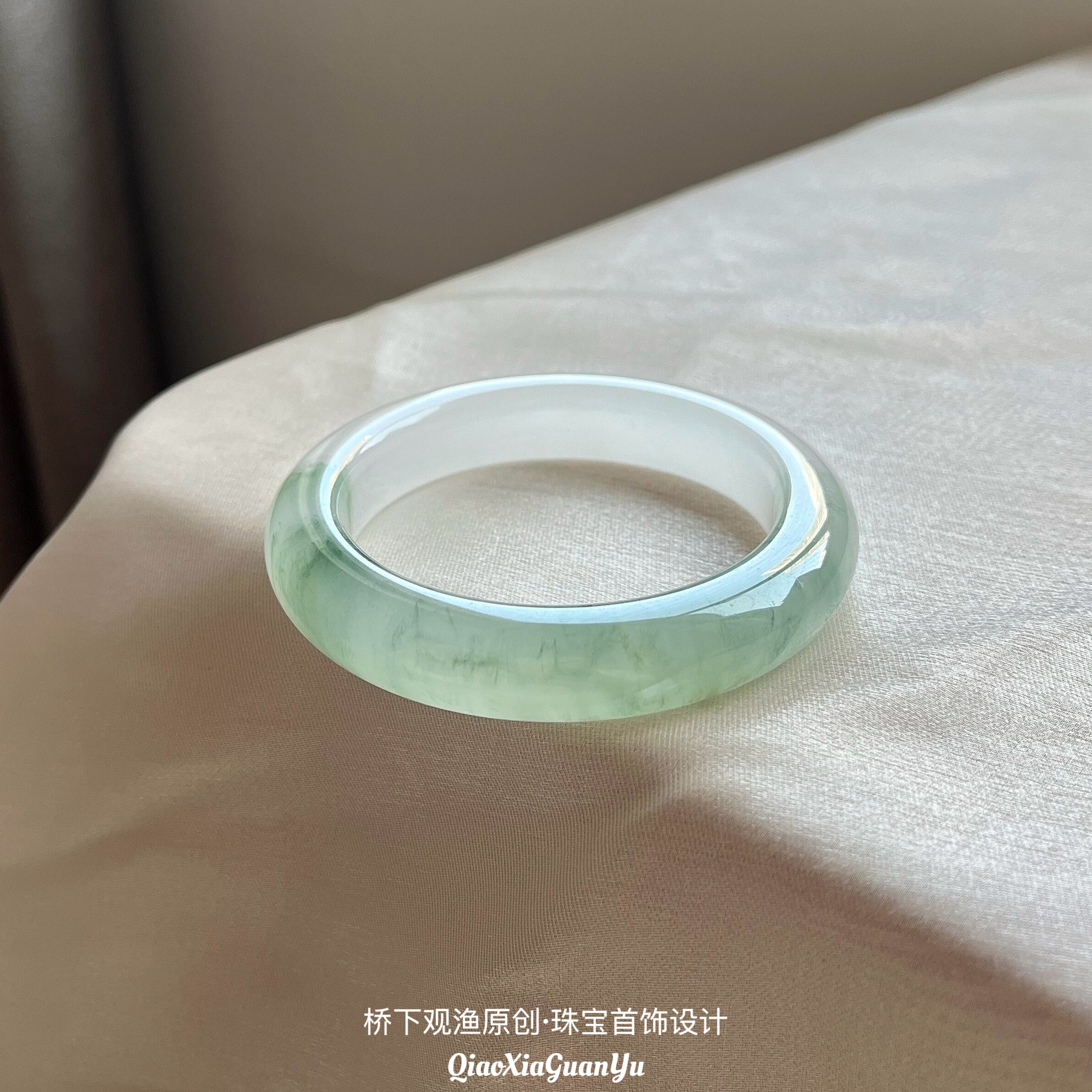 天然天山翠手镯冰种飘绿翡翠色玉图片