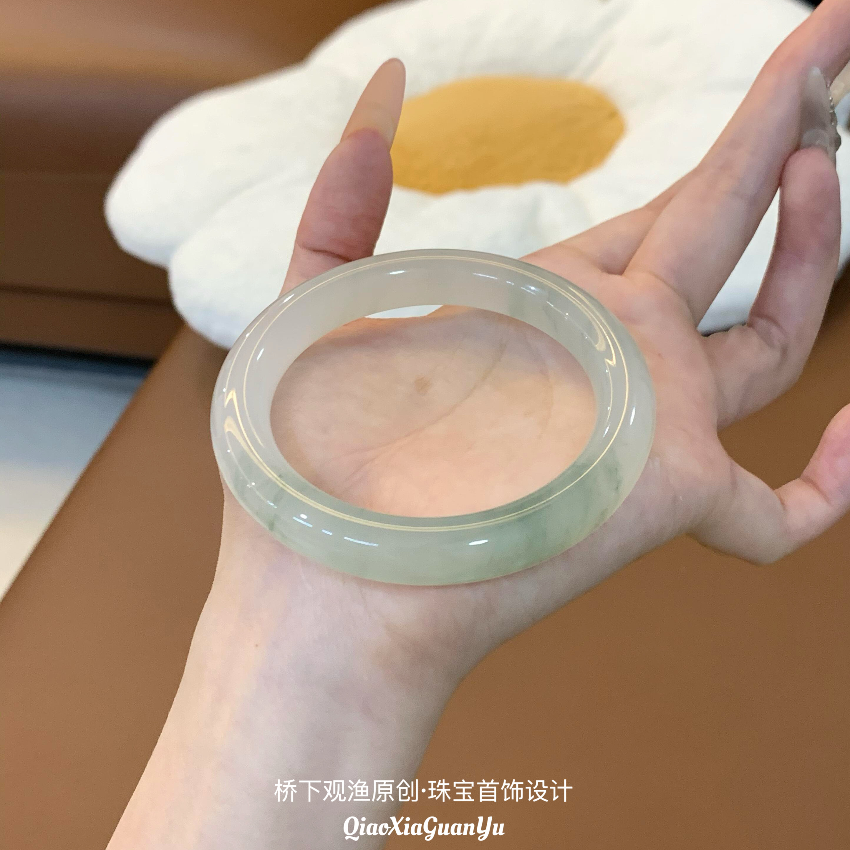 天然新疆天山翠雪翠飘花玉手镯女手镯正品玉石镯珠宝圈口圆条真玉