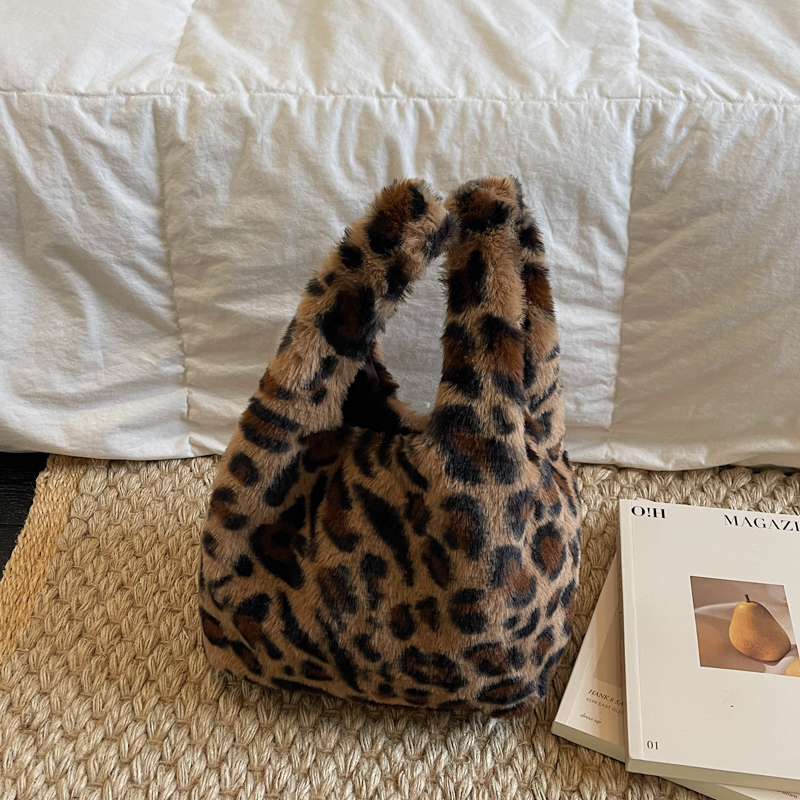 豹纹毛茸茸水桶包女时尚个性小众日韩风手提包钱包口红收纳包秋冬