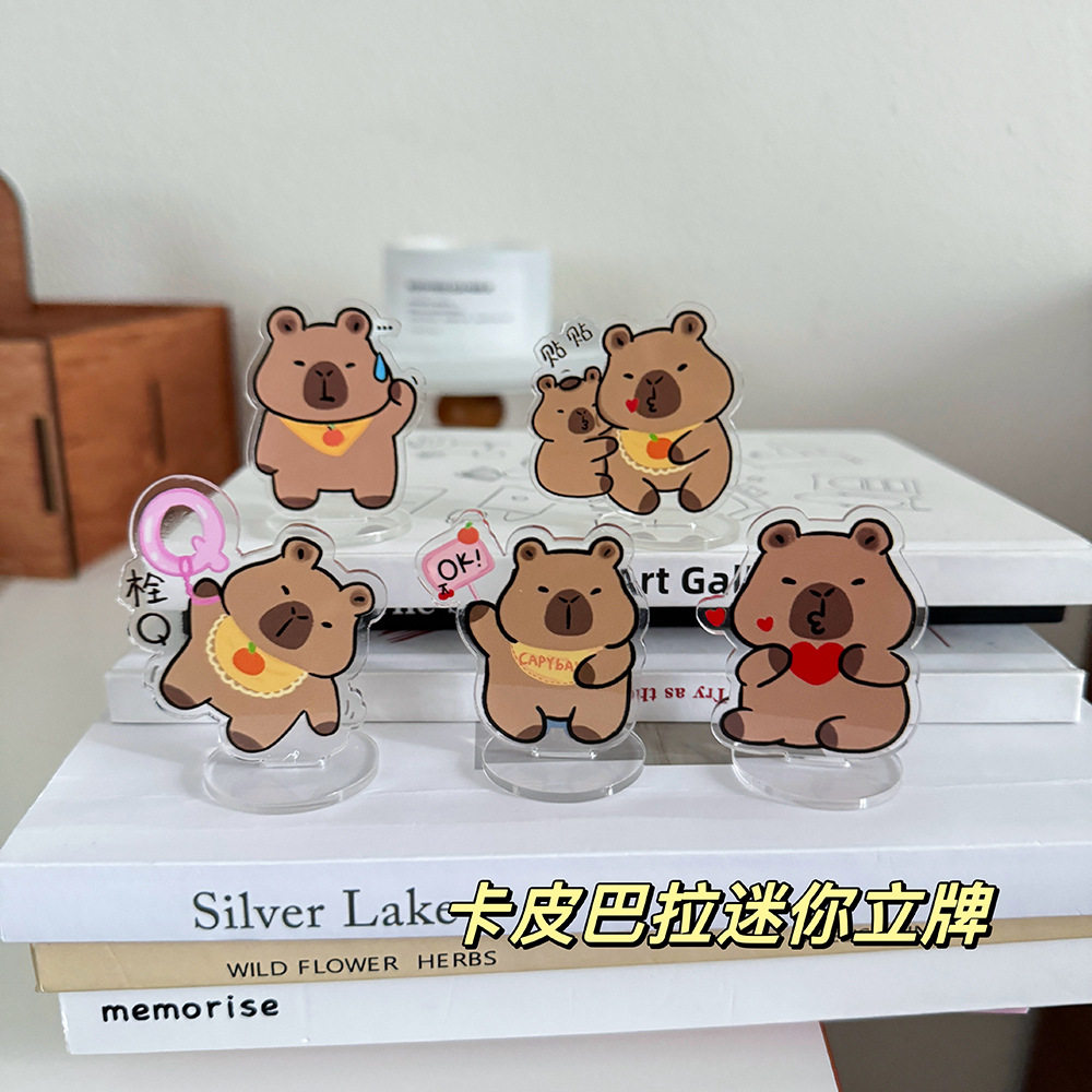 卡皮巴拉学习水豚立牌创意亚克力创意摆件可爱卡通动漫学生礼物,模玩/动漫/周边/娃圈三坑/桌游,动漫徽章/立牌,淘宝优惠券,粉丝福利购,淘宝优惠卷