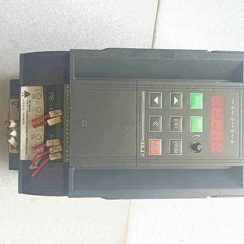 三晶变频器，型号S7R5G3/S011F3，实物拍摄，