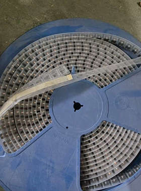 一体成型贴片功率电感，型号AIR-2AA，蓝色外壳，实物拍摄