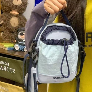适合夏天的斜挎小包2026新款户外女士运动多巴胺彩色单肩斜挎撞色