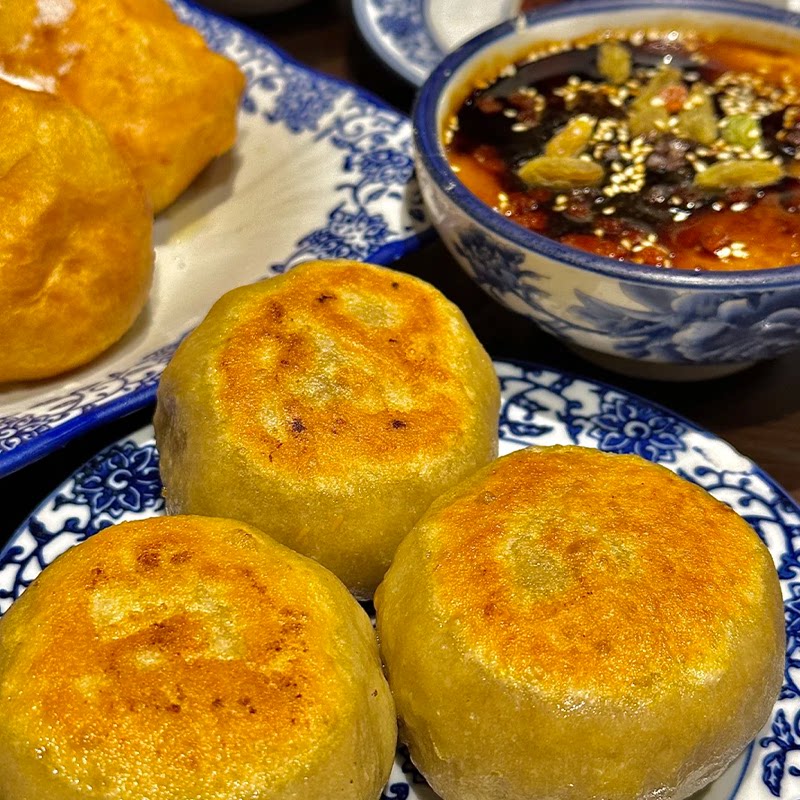 【特色美食】门钉肉饼特色美食门钉肉饼黑猪肉牛肉馅饼美味可口