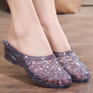 家用防滑镂空坡跟懒人鞋 女夏季 外穿中跟凉鞋 2024包头水晶拖鞋 新款